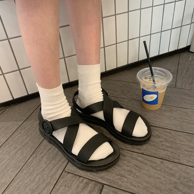 Γυναικεία σανδάλια με επίπεδη σόλα σε διαφορετικά χρώματα