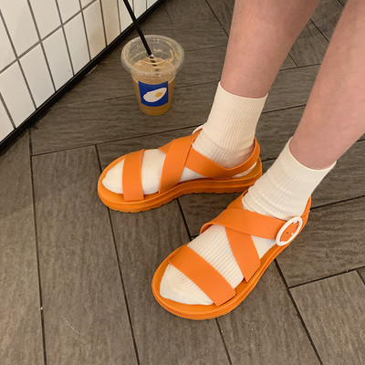 Γυναικεία σανδάλια με επίπεδη σόλα σε διαφορετικά χρώματα