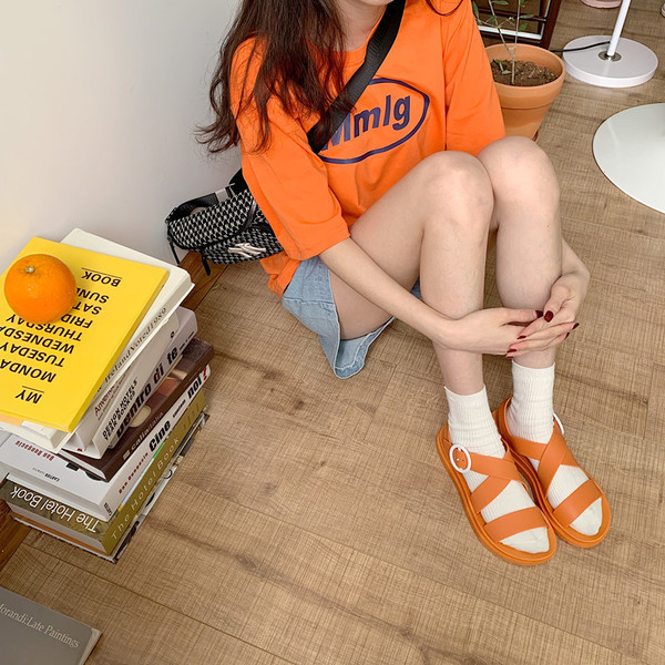 Γυναικεία σανδάλια με επίπεδη σόλα σε διαφορετικά χρώματα