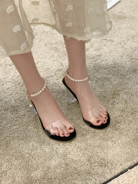 Γυναικεία σανδάλια με λουράκι από πέρλες και διάφανό τακούνι