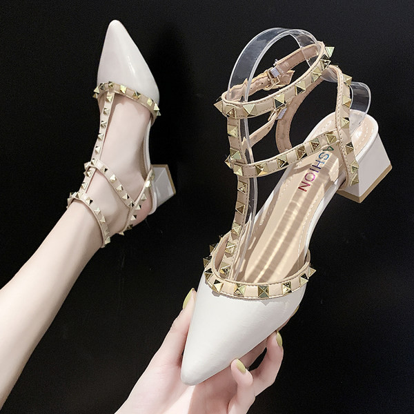 Γυναικεία μυτερά σανδάλια με τρουξ