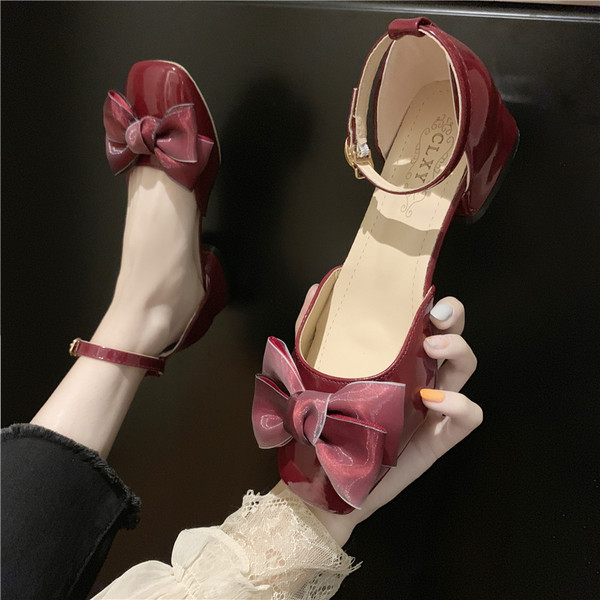 Sieviešu slēgtas sandales ar lenti un sprādzi