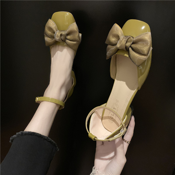 Sieviešu slēgtas sandales ar lenti un sprādzi