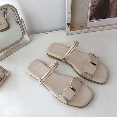 Γυναικεία σανδάλια με μεταλλικό στοιχείο κατάλληλο για καθημερινή χρήση