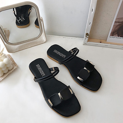 Γυναικεία σανδάλια με μεταλλικό στοιχείο κατάλληλο για καθημερινή χρήση