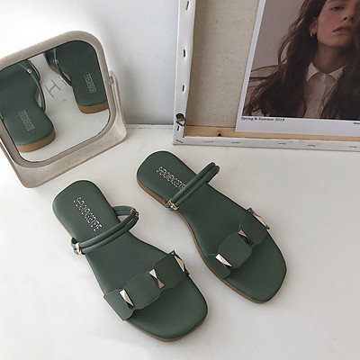 Γυναικεία σανδάλια με μεταλλικό στοιχείο κατάλληλο για καθημερινή χρήση