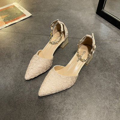 Šiljati model ženskih sandala sa metalnim lancem i perlama