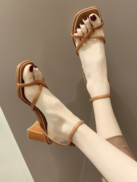 Γυναικεία σανδάλια με χοντρό τακούνι και δερμάτινα λουράκια