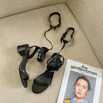 Γυναικεία πέδιλα με χαμηλό τακούνι και μεταλλική αλυσίδα