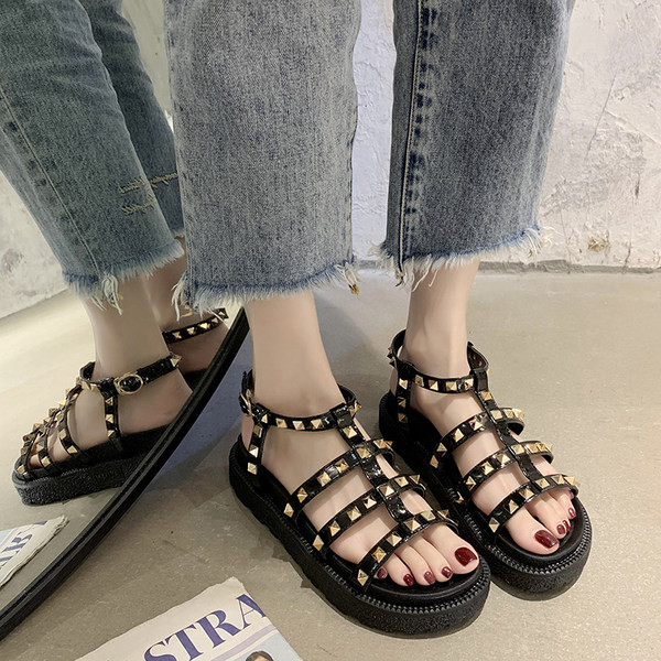 Γυναικεία έκο δερμάτινα σανδάλια με τρουξ σε μαύρο και άσπρο χρώμα