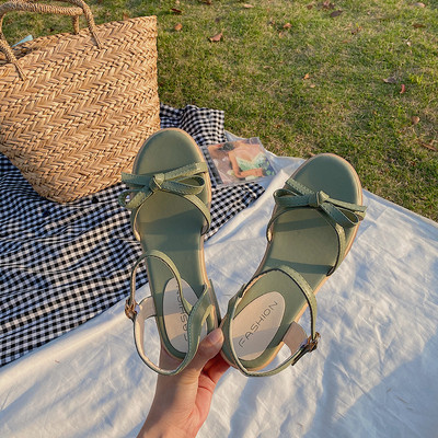 Ženske sandale u bijeloj i zelenoj boji sa ravnim potplatom i trakom