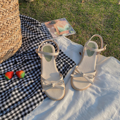 Ženske sandale u bijeloj i zelenoj boji sa ravnim potplatom i trakom