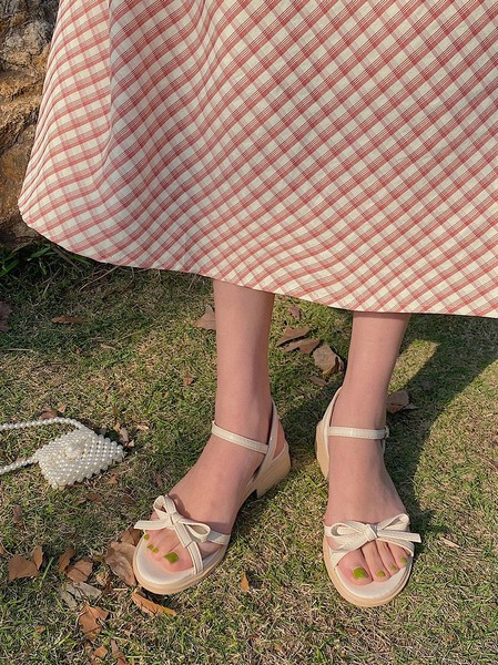 Ženske sandale u bijeloj i zelenoj boji sa ravnim potplatom i trakom