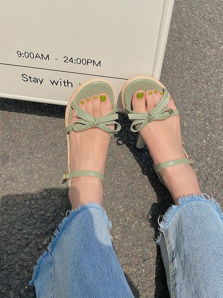 Ženske sandale u bijeloj i zelenoj boji sa ravnim potplatom i trakom