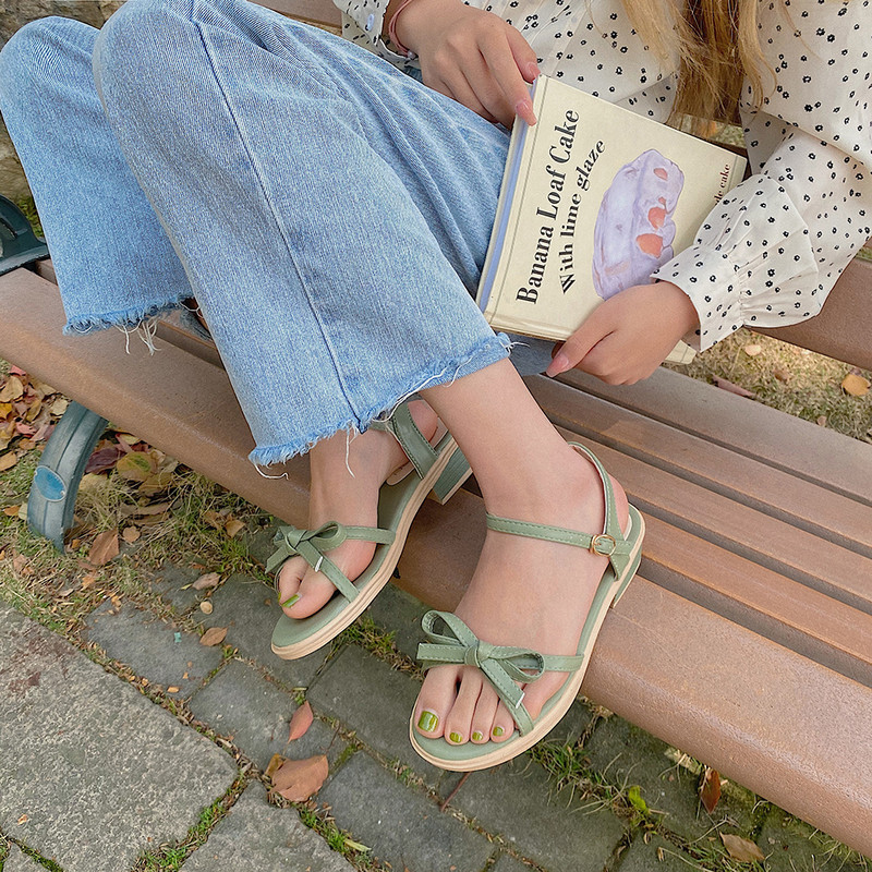 Ženske sandale u bijeloj i zelenoj boji sa ravnim potplatom i trakom