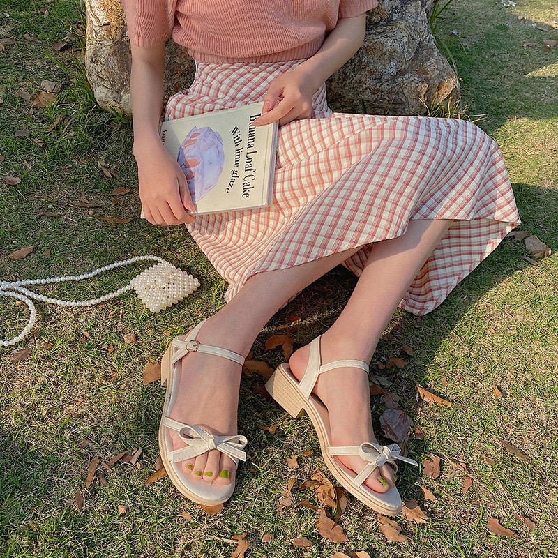 Ženske sandale u bijeloj i zelenoj boji sa ravnim potplatom i trakom