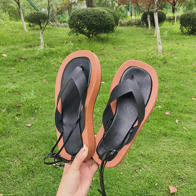 Νέο μοντέλο γυναικεία σανδάλια πάνω από το δάχτυλο με κορδόνια σε επίπεδη σόλα