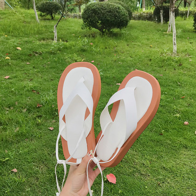 Νέο μοντέλο γυναικεία σανδάλια πάνω από το δάχτυλο με κορδόνια σε επίπεδη σόλα