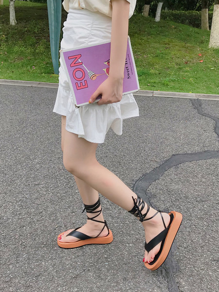 Νέο μοντέλο γυναικεία σανδάλια πάνω από το δάχτυλο με κορδόνια σε επίπεδη σόλα