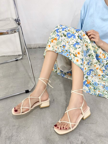 Νέο μοντέλο γυναικεία σανδάλια με χοντρό τακούνι και κορδόνια