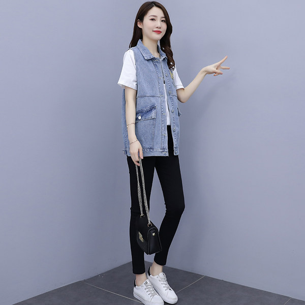 Γυναικείο γιλέκο τζιν με απλικέ και τσέπες