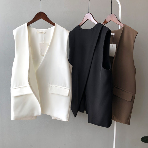 Sieviešu veste ar asimetrisku vesti ar brīvu piegriezumu