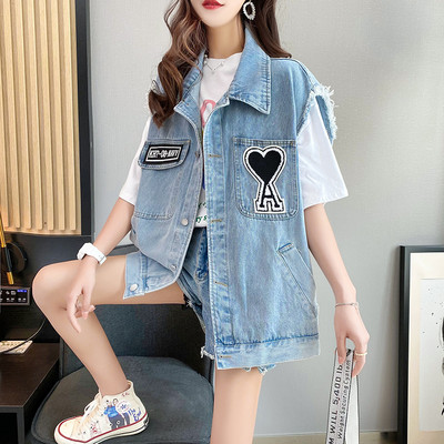 Γυναικείο γιλέκο τζιν νέο μοντέλο με εφαρμογές 3D και ογκώδεις τσέπες