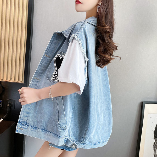 Γυναικείο γιλέκο τζιν νέο μοντέλο με εφαρμογές 3D και ογκώδεις τσέπες