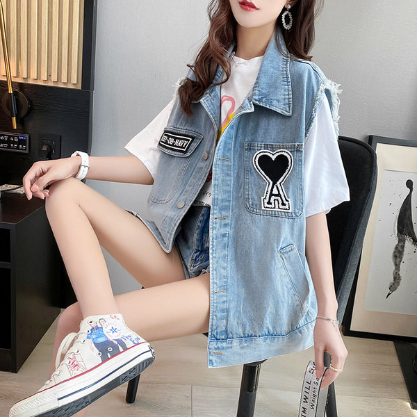 Γυναικείο γιλέκο τζιν νέο μοντέλο με εφαρμογές 3D και ογκώδεις τσέπες