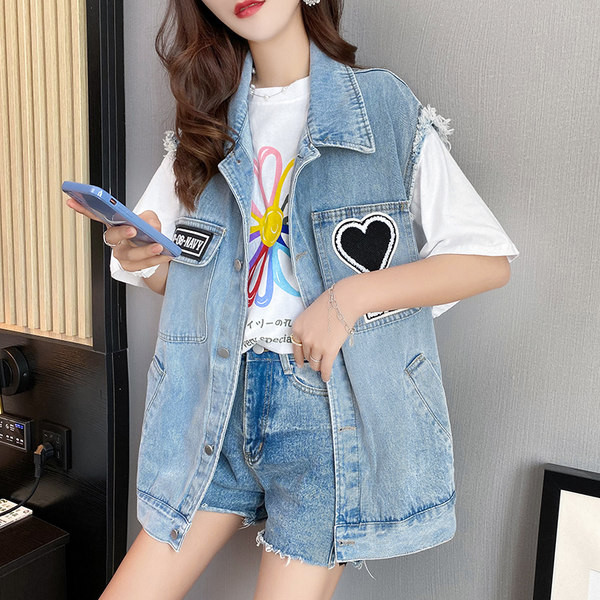 Γυναικείο γιλέκο τζιν νέο μοντέλο με εφαρμογές 3D και ογκώδεις τσέπες