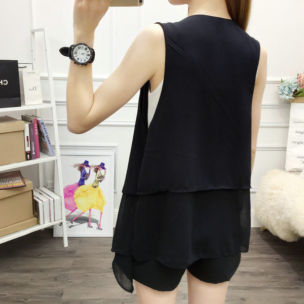 Γυναικείο γιλέκο μοντέρνο με ντεκολτέ  σε λευκό και μαύρο χρώμα