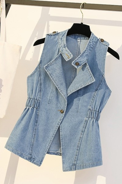 Ženski dugi prsluk skupljen u struku s gumbima