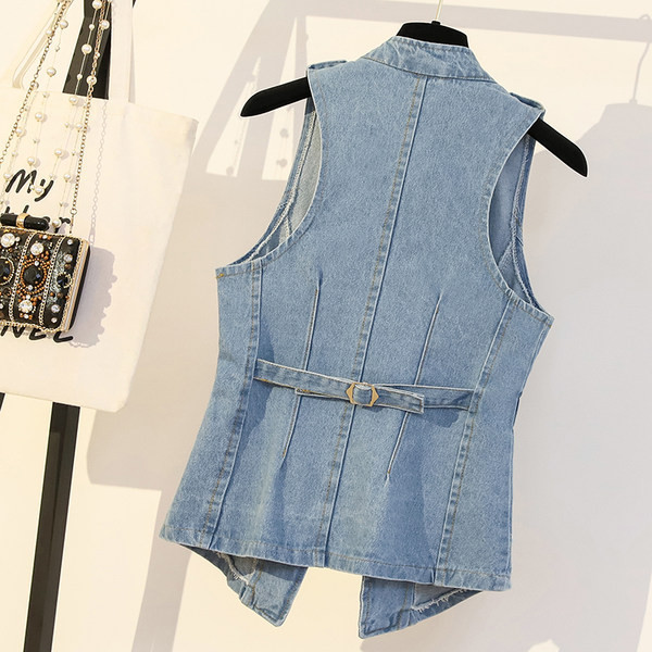 Ženski dugi prsluk skupljen u struku s gumbima