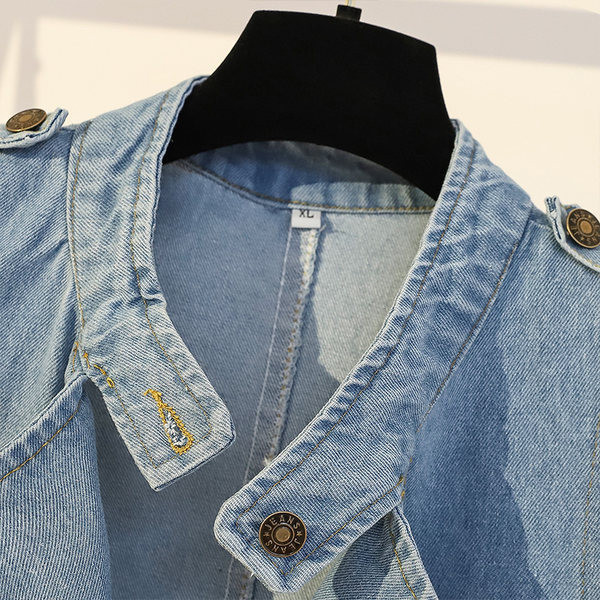 Ženski dugi prsluk skupljen u struku s gumbima