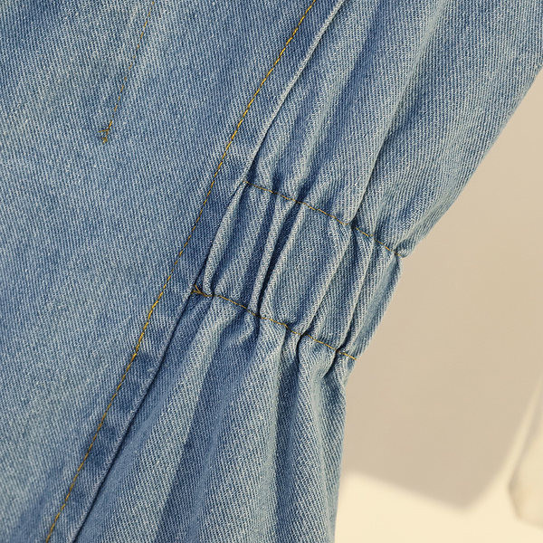 Ženski dugi prsluk skupljen u struku s gumbima