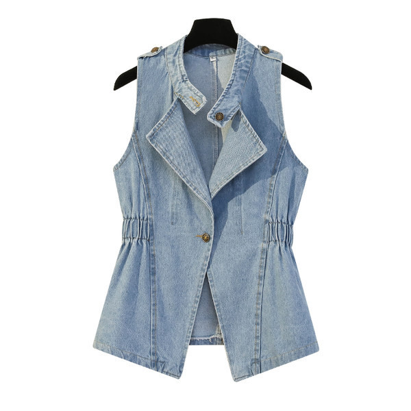 Ženski dugi prsluk skupljen u struku s gumbima