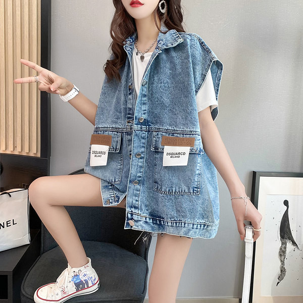 Γυναικείο γιλέκο τζιν σε μεγάλο μοντέλο με ογκώδεις τσέπες