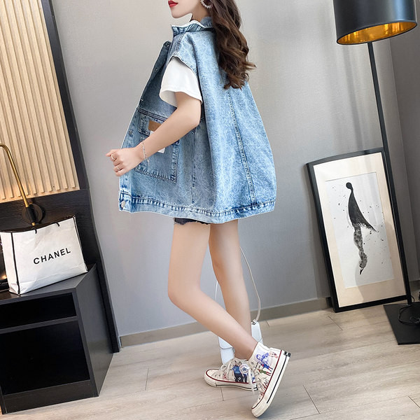 Γυναικείο γιλέκο τζιν σε μεγάλο μοντέλο με ογκώδεις τσέπες