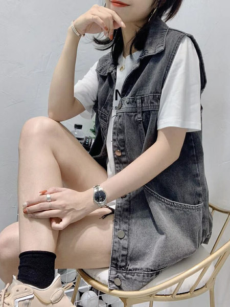 Γυναικείο casual γιλέκο με τσέπες και κουμπιά - δύο μοντέλα