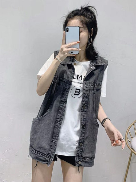 Γυναικείο casual γιλέκο με τσέπες και κουμπιά - δύο μοντέλα