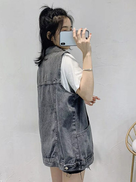 Γυναικείο casual γιλέκο με τσέπες και κουμπιά - δύο μοντέλα