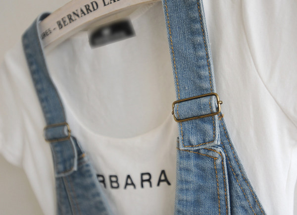 Ženski traper prsluk s tankim naramenicama, džepovima i metalnim cekerima