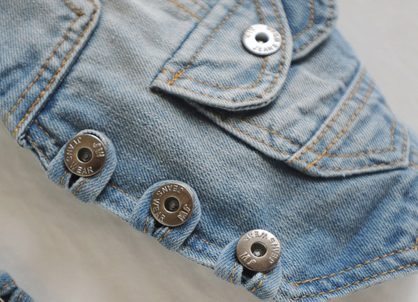 Ženski traper prsluk s tankim naramenicama, džepovima i metalnim cekerima