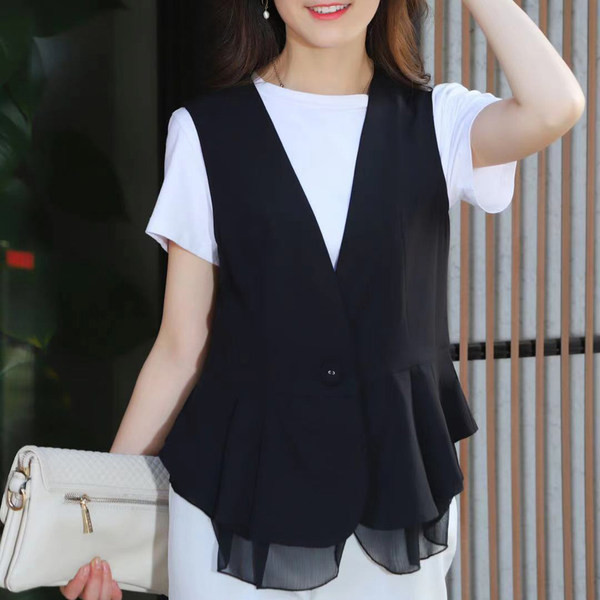 Elegantiška moteriška liemenė su nėriniais ir sagute