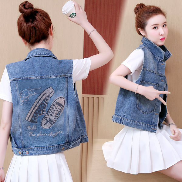 Γυναικείο κοντό γιλέκο τζιν με εφαρμογές στο πίσω μέρος