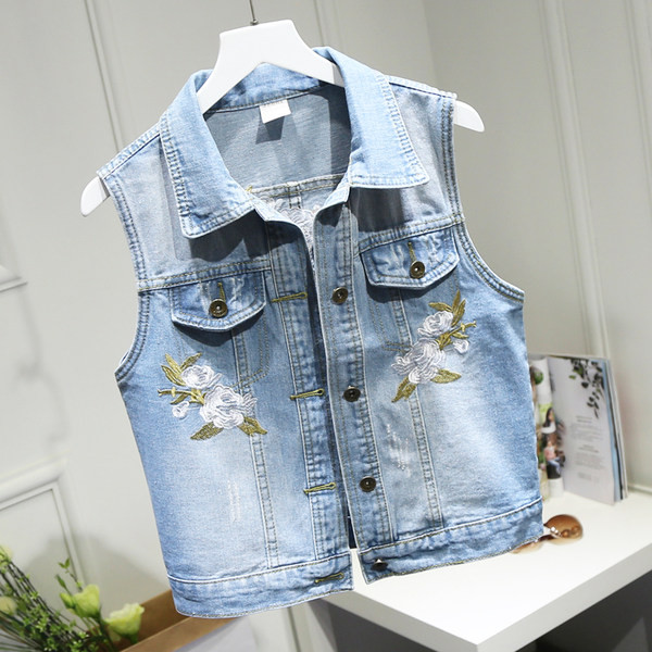 Γυναικείο γιλέκο μοντέρνο με κεντήματα και κουμπιά