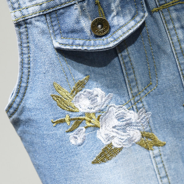 Γυναικείο γιλέκο μοντέρνο με κεντήματα και κουμπιά