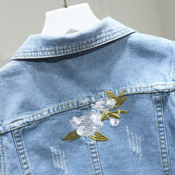 Γυναικείο γιλέκο μοντέρνο με κεντήματα και κουμπιά