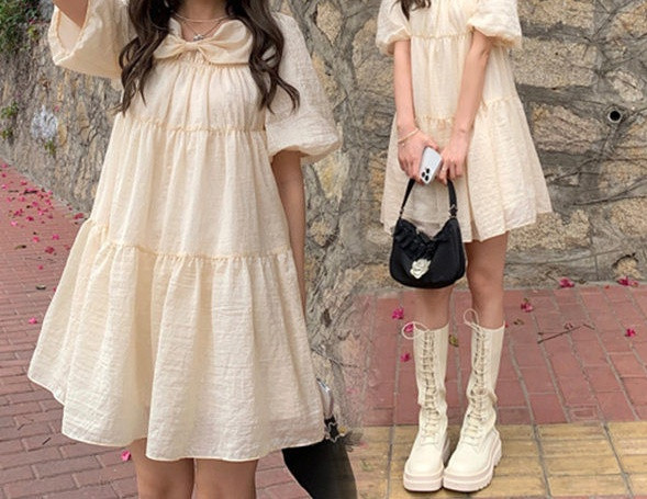 Šiuolaikinio kirpimo trumpa suknelė nėščiosioms