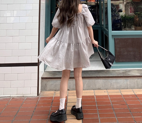 Šiuolaikinio kirpimo trumpa suknelė nėščiosioms